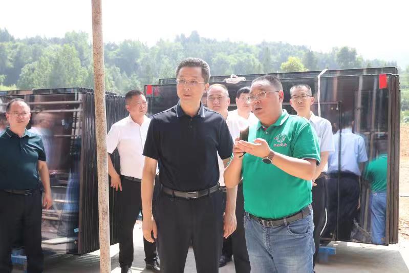 通江縣縣委書記李玉甫、縣委副書記、縣長譚青松率隊(duì)來公司調(diào)研